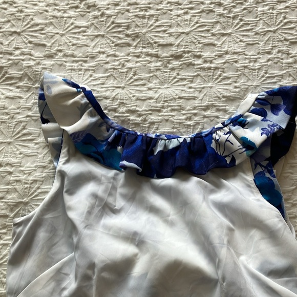 Gorgeous white w/shades of blue floral dress w/fun ruffle & fab back bow 🎀 - Picture 14 of 16
